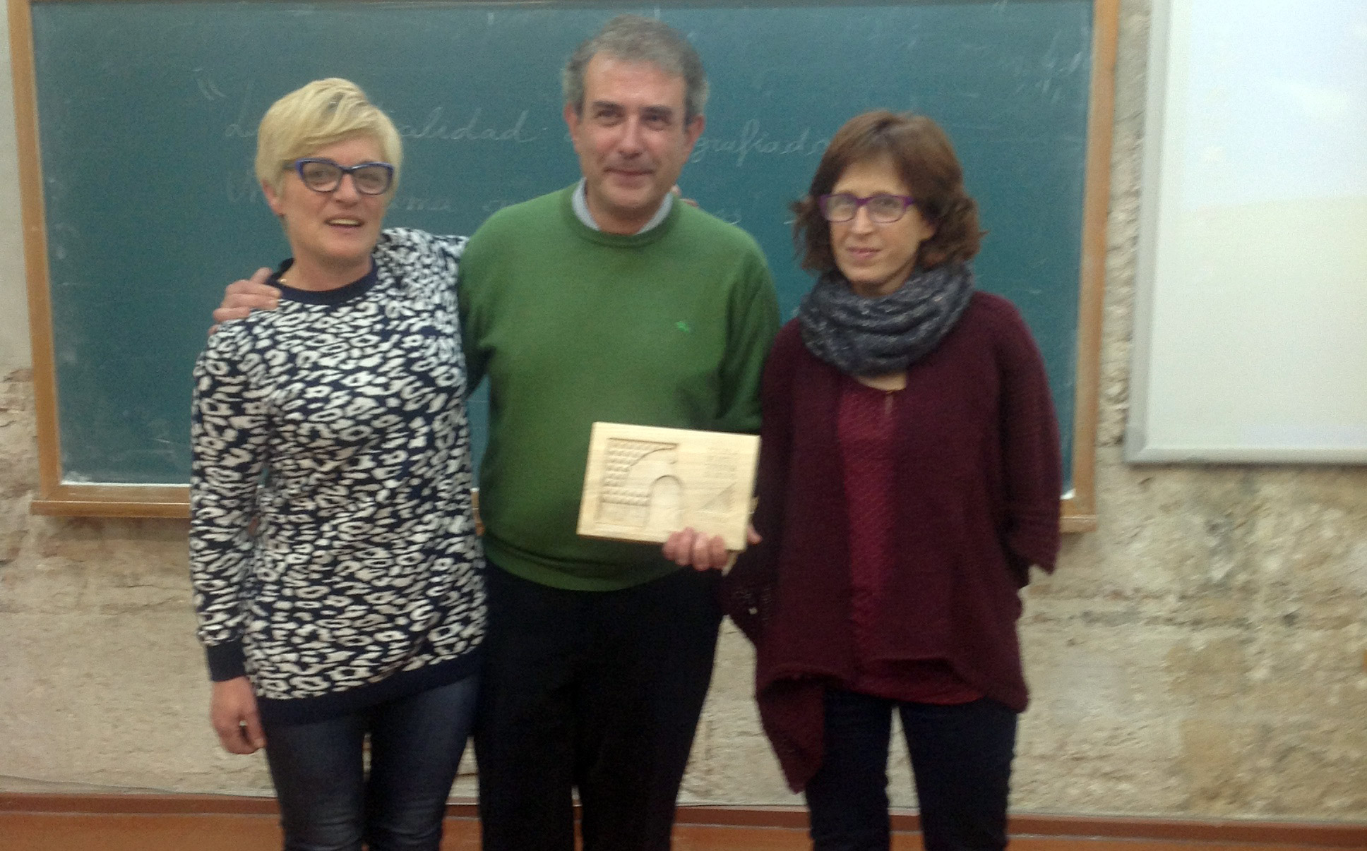 Rafael Ruiz, acompañado por las dos Maestras de Taller de la Escuela Marimar Nevado (izq) y M.ª Anunciación Cubero (dcha), en su visita a la Escuela.